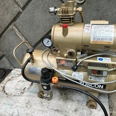 値下げ東芝TOSCON エアーコンプレッサー50Hz 100V 使用頻度少、とても綺麗