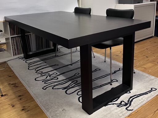 ガッシリとした黒い木製テーブル（1800mm）