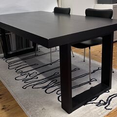 ガッシリとした黒い木製テーブル（1800mm）