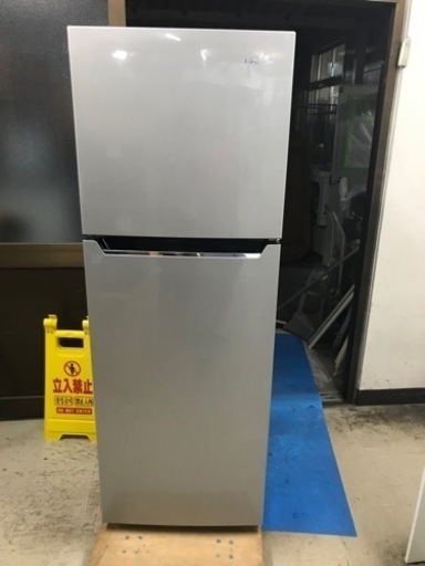 取引場所　南観音　K 2306-701 Hisense 冷蔵庫　2018年製　HR-B2301 汚れ　キズあり　冷蔵庫天井にベタ付き残りあり
