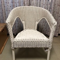 白い籐の椅子です