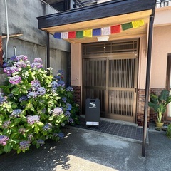 【1部屋空いてます!】松本市通称’うら町’にあるシェアハウスです。イオンモール、松本城へ徒歩8分の好立地！松本駅も徒歩圏内なので、お友達が遊びに来た時にも便利です。 − 長野県