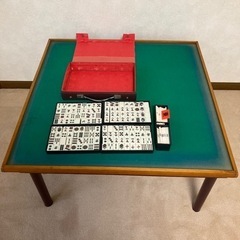 古い麻雀牌とテーブルのセット