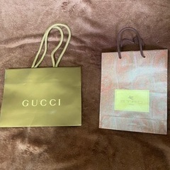 GUCCIとETROの紙バッグ