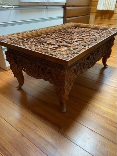 木彫りのテーブル