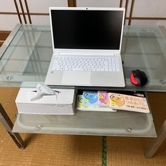 ガラス張りのpc机です。