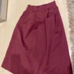 ミモザ丈のピンクのスカート