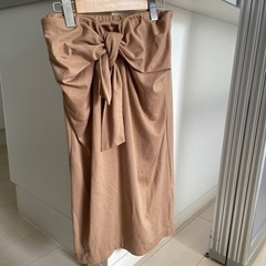 リボン付きベージュタイトスカート