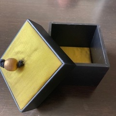 木箱　小物入れ　12×12×9cm 四角の箱　蓋付き　黒×金
