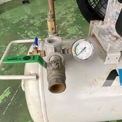 325 レシプロコンプレッサー エアコンプレッサ アネスト岩田 TLP37B-10