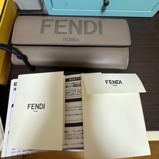 フェンディ 長財布 レディース メンズ  二つ折りフラップ フェンディローマ