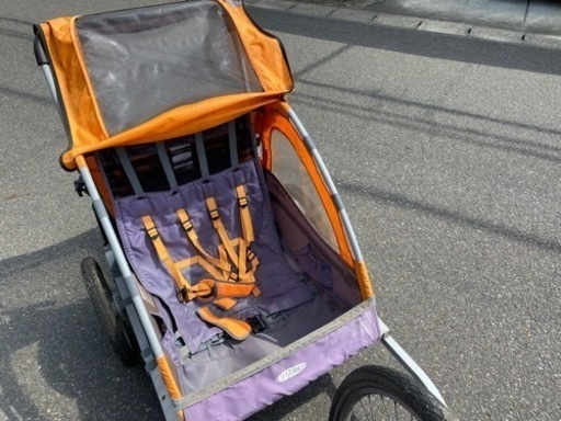 マウンテンバイクと子供用トレーラー