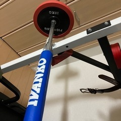 分解済み本体の下に敷いてあるマット無し。