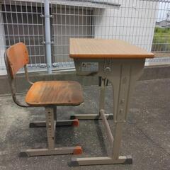 懐かしい学校の机と椅子
