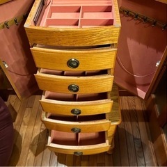 アクセサリーキャビネット　ジュエリーチェスト　ドレッサー　収納家具　インテリア