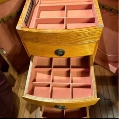 アクセサリーキャビネット　ジュエリーチェスト　ドレッサー　収納家具　インテリア