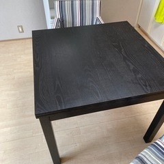 IKEAのテーブルとイスセット