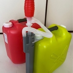 ポリタンク　灯油用　2つ　赤　黄緑　ポンプ&ホルダー付き