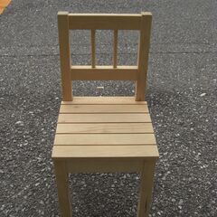 小型の木製椅子です