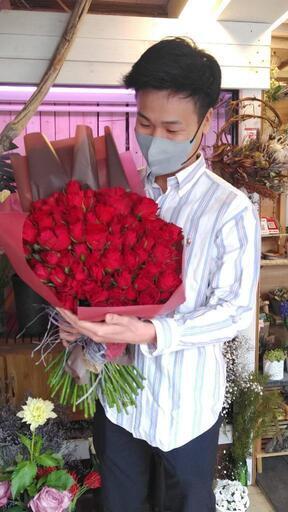 100本赤バラの花束