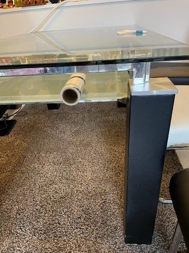 ニトリのダイニングガラステーブル