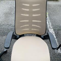 肘掛け跳ね上げ式 背面メッシュ オフィスチェア ベージュ