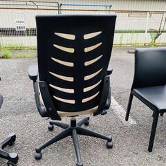 肘掛け跳ね上げ式 背面メッシュ オフィスチェア ベージュ