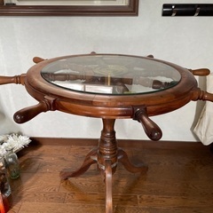舵輪のテーブル