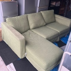 緑色L形のソファ