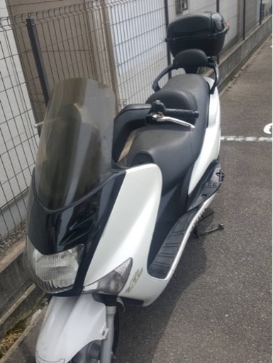 【マジェスティ125 FI 白】傷は多いですが希少なリアキャリアボックス付き マジェスティ125 FI 白】傷は多いですが希少なリアキャリアボックス
