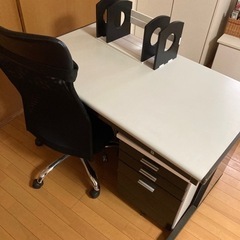 【オフィスデスク】椅子　本棚
