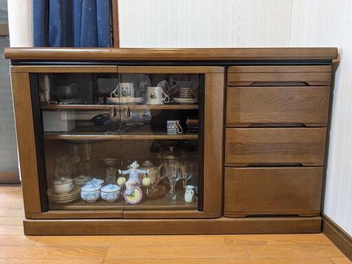 値下げしました！サイズ入れました　カップボード　両開きガラス戸　引き出し有り