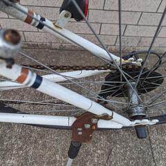 RENAULT ルノー　クロスバイク　ホワイト (説明書、泥除け、充電式ライト、ワイヤーロック式鍵付属)