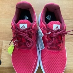 赤スニーカー新品。adidas23.5cm