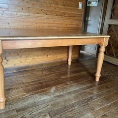 ダイニングテーブルです。木材