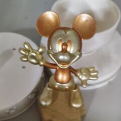 ミッキーマウス金色　小フィギュア