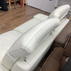 Domicilの2人掛けソファーです