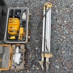 中古品　レーザーレベル　オートレベル　三脚　まとめて