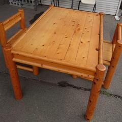 木製テーブルと椅子二脚セット