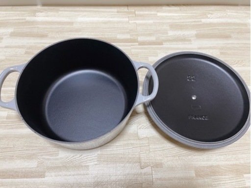 ル・クルーゼ ココット・ロンド 22 グレー色 Le Creuset Cocotte ル・クルーゼ ココット・ロンド 22 グレー色 Le Creuset Cocotte