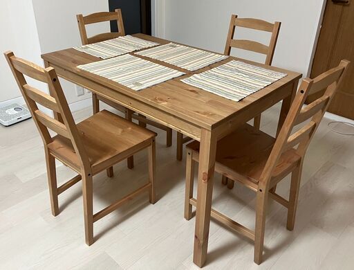 IKEA テーブル＆チェア4脚 - 新品だと思うだろう！ アンティークステイン - Sturdy wooden kitchen table with four chairs IKEA - You will think it is brand new!