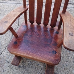KM104 アンティーク　頑丈な作りのロッキングチェアー