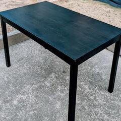 黒系の木製ダイニングテーブル　　　　　