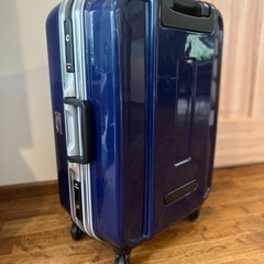 新品未使用スーツケース、、、難あり。