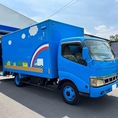 トラックで製作した移動美容車です。