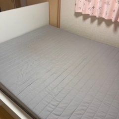 クイーンサイズ　ベッド