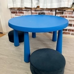IKEA テーブル　と　ニトリのスツール2個（丸い椅子）