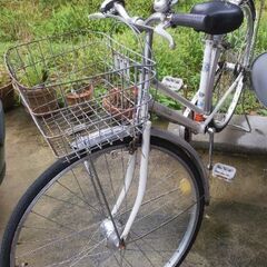 中古の白い自転車