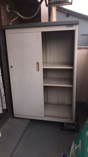 お取引相手決まりました。 出来れば引き取りきぼうです・・市内配送も可能です。　取引場所：愛知県一宮市　収納庫①　高さ150cm 幅105cm 奥行50cm程度　段2つ付　屋外用　倉庫