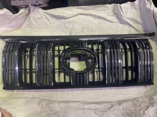 ランドクルーザー プラド150後期 純正フロントグリルセット ランドクルーザープラド150 後期 フロントグリル カメラ穴有り トヨタ